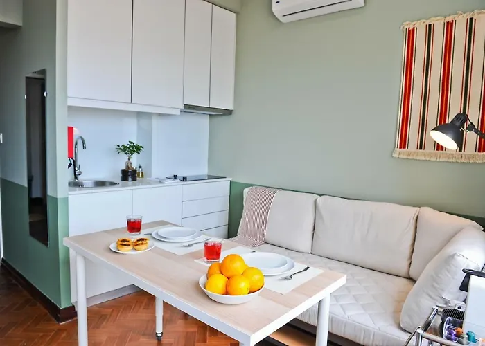 Champagne Vibes In - By Misha's Place 5c * Lisboa